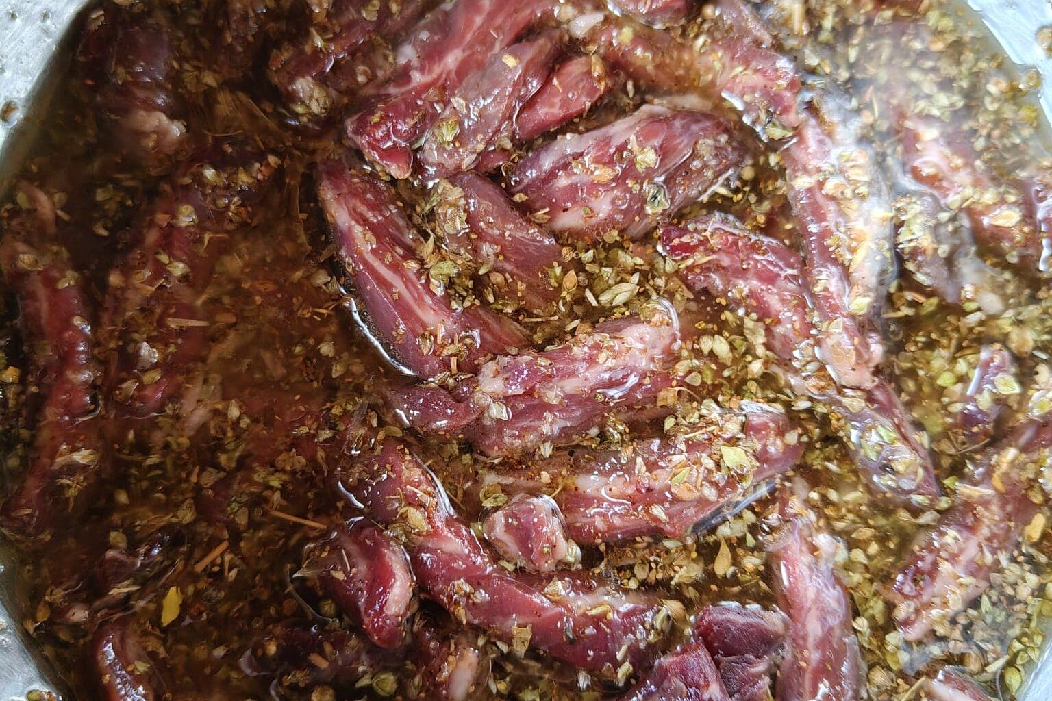 Lanières de hampe de bœuf dans la marinade pour fajitas